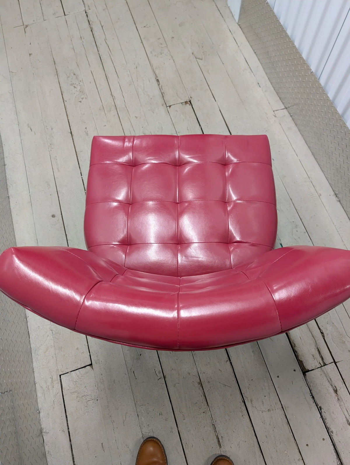 Roundhill Furniture Blended Leather Tufted Accent Chair with Oversized Seating, Red