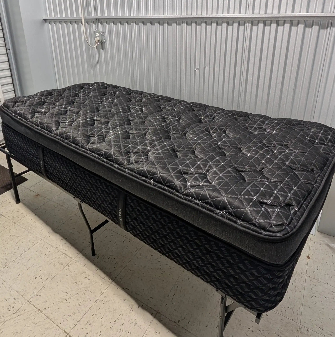 Helix Midnight Elite 16” Luxury Hybrid – Like New | Chicago Pickup / Delivery