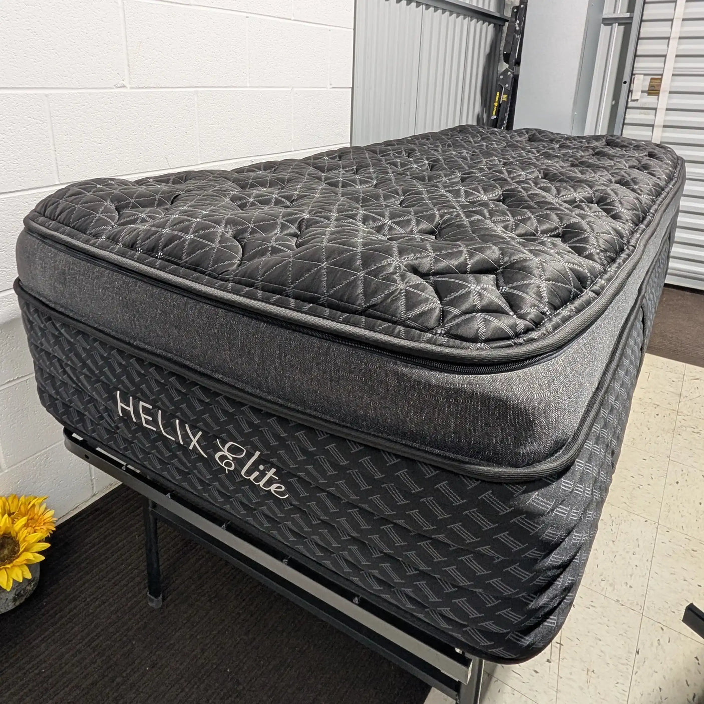 Helix Midnight Elite 16” Luxury Hybrid – Like New | Chicago Pickup / Delivery