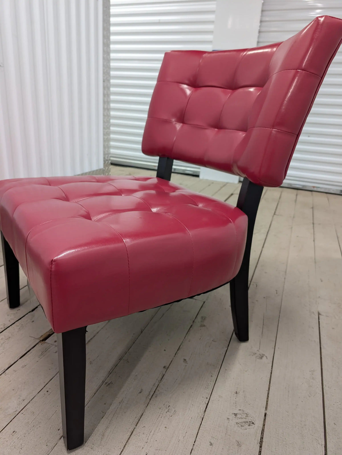 Roundhill Furniture Blended Leather Tufted Accent Chair with Oversized Seating, Red